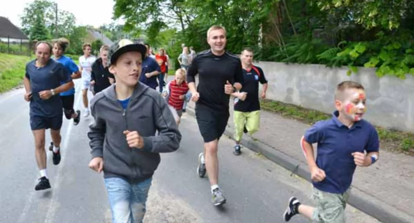 Biegaczy poprowadził ks. Marcin Jiers fot. Magdalena Kruszka