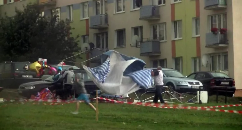 Wichura pozrywała wiele namiotów, naruszyła scenę główną. Straty są ogromne. fot. Magdalena Kruszka