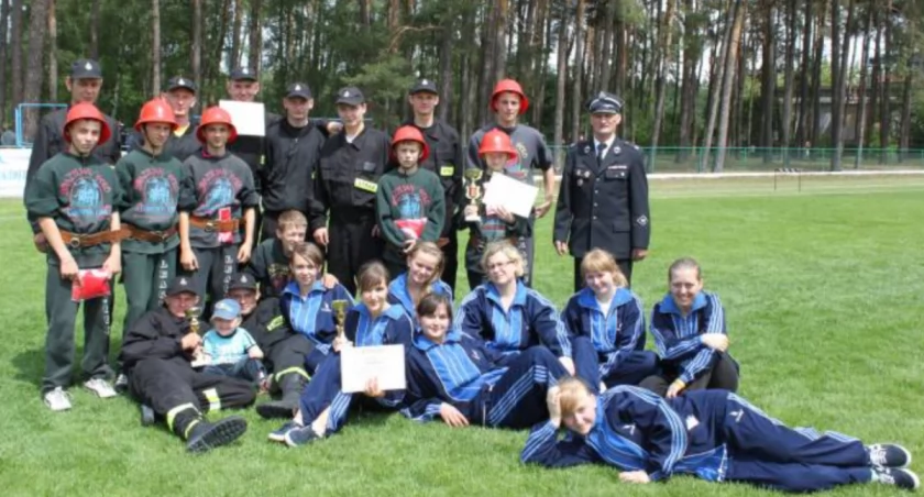 Druhowie i druhny z OSP Świątkowo, które zgarnęło wszystkie trzy pierwsze miejsca, ze swym wodzem Tadeuszem Ratajczakiem fot. Sylwia Wysocka