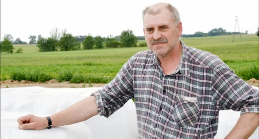 Jan Wróblewski nie może liczyć na plony z zeszłego roku, gdyż zostało mu zaledwie siedem balotów sianokiszonki fot. Magdalena Kruszka