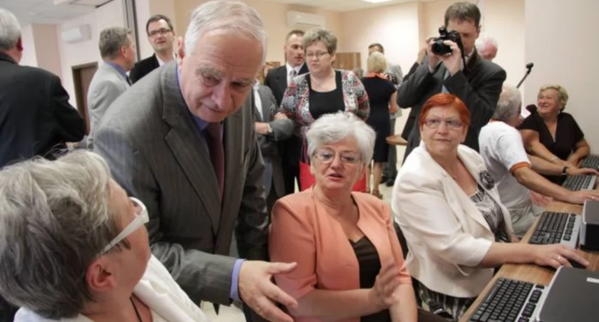 Janusz Zemke rozmawiał z uczestniczkami kursu obsługi komputera fot. Remigiusz Konieczka