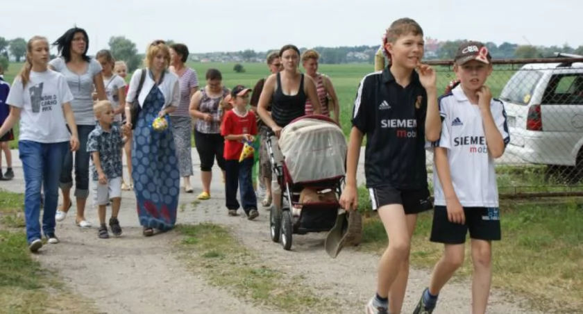 Na festyn w Miastowicach punktualnie o 15.00 przybywać zaczęli mieszkańcy okolicy fot. Anna Duda-Nowicka