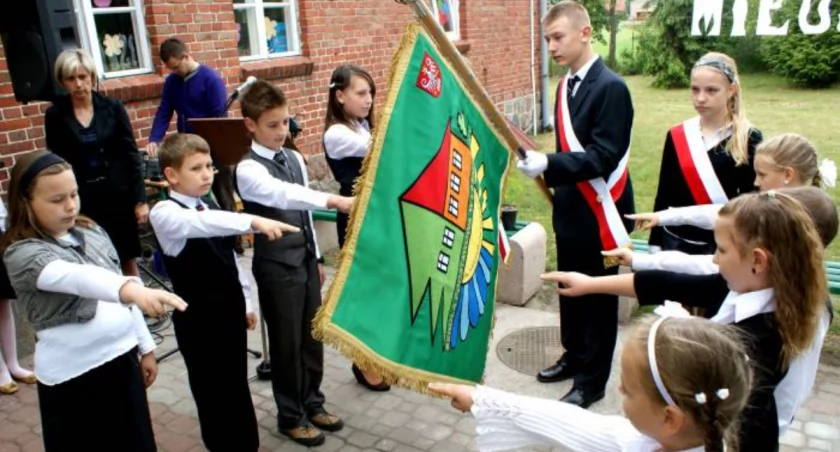 Ślubowanie uczniów Szkoły Podstawowej im. Miłośników Przyrody w Laskownicy na sztandar fot. Anna Duda-Nowicka