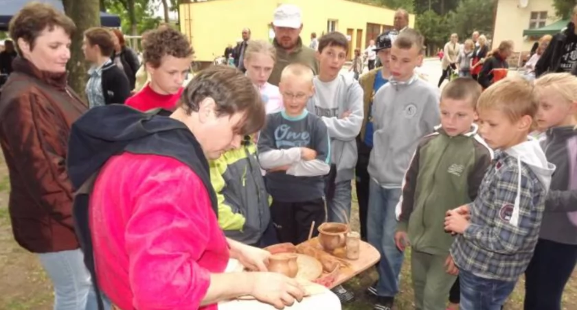 Dzieci z podziwem spoglądały na umiejętności lepienia różnych przedmiotów z gliny fot. Bartosz Woźniak