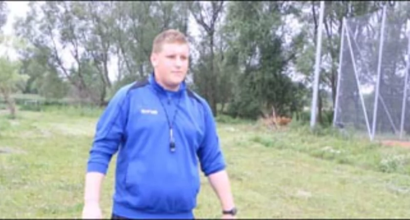 Damian Kasków, trener środowiskowy na „orliku” przy barcińskiej „jedynce” i trener siatkówki żeńskiej w MUKS Barcin, chciałby w tym miejscu mieć boisko do siatkówki plażowej fot. Karol Gapiński