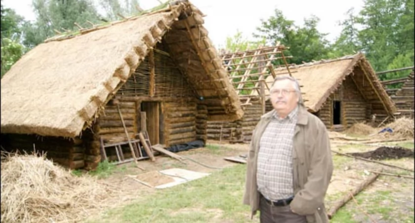 Prezentowane przez dyrektora Wiesława Zajączkowskiego elementy wioski wczesnopiastowskiej będzie można podziwiać podczas tegorocznego Festynu Archeologicznego Polska Piastów fot. Arkadiusz Majszak