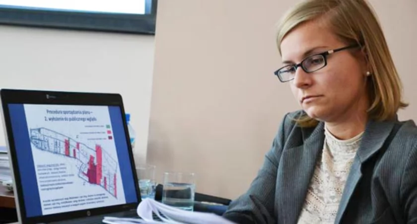 Po czterech latach prac przyjęty został plan zagospodarowania przestrzennego dla części Rynarzewa i Małych Rud. Natalia Pawlik prezentuje opracowaną przez firmę „Budplan” koncepcję. fot. Magdalena Kruszka