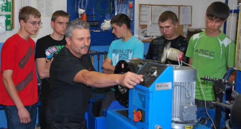 Uczestnicy zajęć obserwowali proces produkcji przewodów hydraulicznych fot. Grażyna Mielcarzewicz