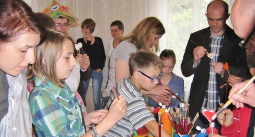 Rodzice i starsze rodzeństwo przedszkolaków z wielkim zaangażowaniem przygotowywało niespodzianki dla maluchów fot. Ewa Nowacka