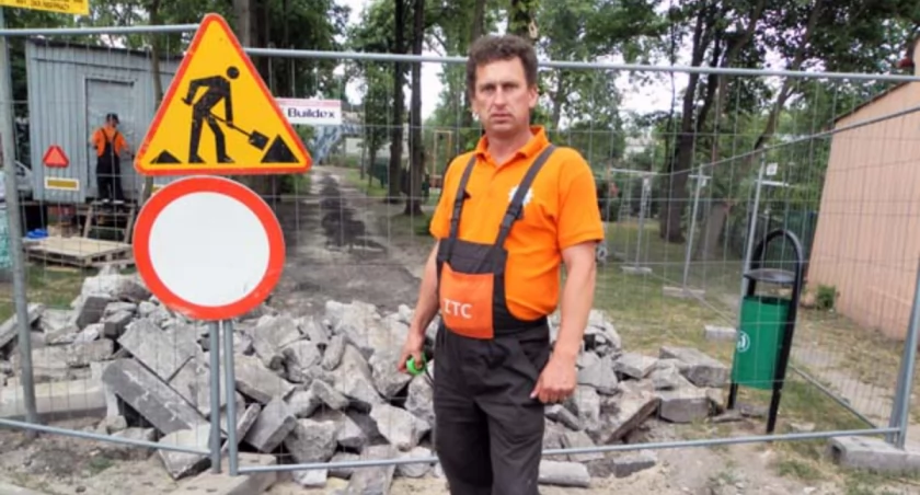 Jacek Jabłoński apeluje do mieszkańców Barcina, aby nie próbowali w najbliższych dniach przechodzić w kierunku mostu garbatego przez ogrodzony teren budowy promenady, bo będzie to zakłócało prace fot. Karol Gapiński