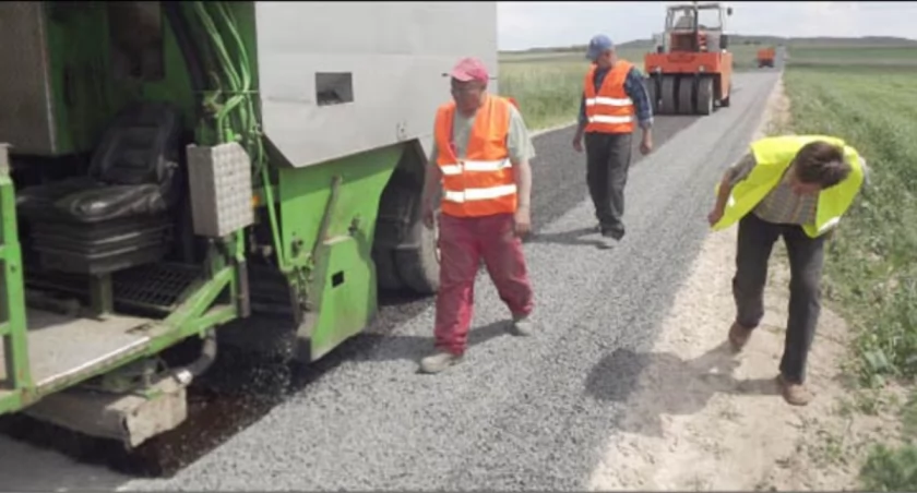 Nawierzchnia drogi była tworzona przy pomocy kombajnu przeznaczonego do utrwaleń nawierzchni asfaltowej mieszaniną emulsji i grysu fot. Bartosz Woźniak