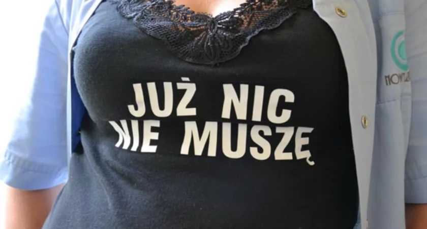 Nadruk tej treści na bluzce to jedyna forma demonstracji, na jaką zdecydowały się niektóre ze zwalnianych w szubińskim szpitalu pań  fot. Magdalena Kruszka