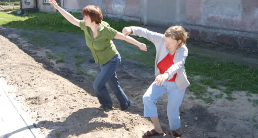 Elżbieta Starczewska i Julitta Nieznalska muszą się sporo natrudzić, żeby wejść na chodnik fot. Arkadiusz Majszak