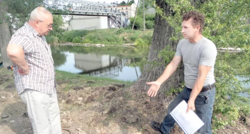 Zastępca kierownika referatu inwestycji w barcińskim ratuszu Marek Palicki podczas dyskusji z szefem firmy wykonującej promenadę Jackiem Jabłońskim w sprawie, czy można przyciąć korzenie drzewa, które za nimi rośnie. Jacek Jabłoński był przekonany, że to konieczność, a Marek Palicki wahał się. Decyzja miała zapaść po dalszych konsultacjach w magistracie.  fot. Karol Gapiński