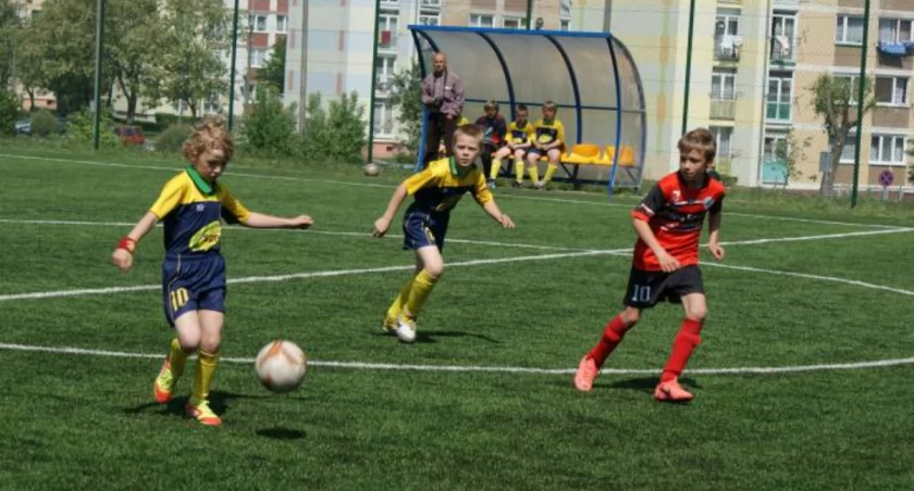 UKS Barcin (czerwone stroje) w lidze orlików rozgromił na własnym boisku Jezioraka Żnin/LZS Jadowniki 7:2 fot. Karol Gapiński