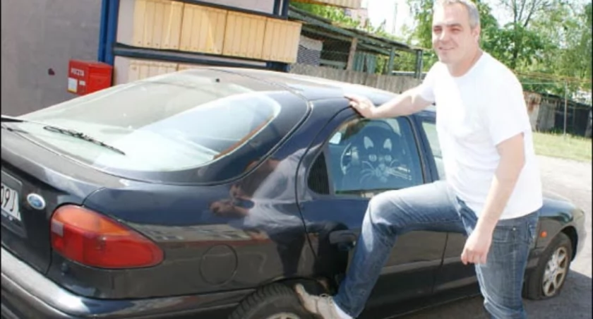 Przemysław Staszak w niedzielę rano stwierdził, że w jego „fordzie mondeo” nieznany sprawca przedziurawił wszystkie opony fot. Karol Gapiński