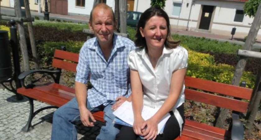Marek Kustosz i Barbara Wądrzyk są zadowoleni. Udało im się dzięki dokumentom, które mają w posiadaniu, wykazać nieścisłości zarządcy w obliczaniu kosztów i przedstawić je sędziemu jako dowód w sprawie. fot. Karol Gapiński
