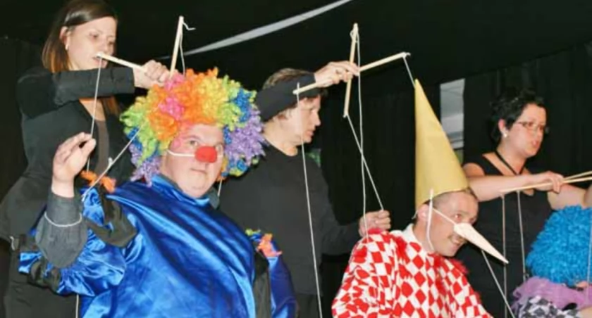 W Dniu Godności Osób z Niepełnosprawnością Intelektualną barciński ŚDS wystawił na deskach tutejszego Domu Kultury m.in. sztukę, w której główne role grały żywe marionetki. Ten wzruszający spektakl bardzo się spodobał publiczności. fot. Karol Gapiński