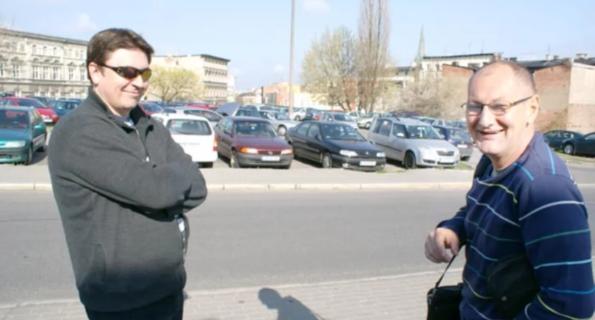 Dzięki naszemu artykułowi z 12 kwietnia doszło do spotkania Tomasza Kwaśniewskiego (po lewej) i innego poszkodowanego przez Kazimierza P., Wojciecha Lipczyńskiego (po prawej). Teraz panowie podejmą wspólne działania, które mają wykazać ostatecznie, że Kazimierz P. nie ma żadnych praw do nieruchomości w Józefince, a dotychczas nie wykazując dochodów z niej uzyskiwanych też nie postępuje zgodnie z przepisami. fot. Karol Gapiński