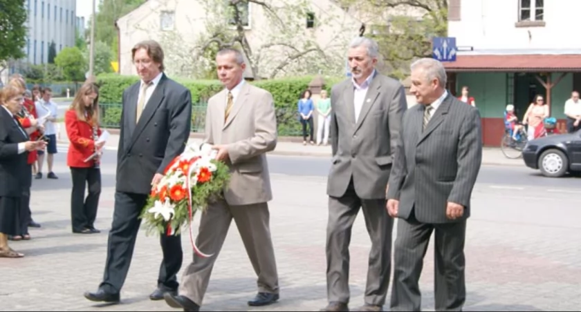 Wieniec pod Pomnikiem Walki i Męczeństwa złożyła m.in. delegacja żnińskiej Solidarności. Przeszli tą samą trasą od kościoła pod pomnik, którą przemierzano w czasie stanu wojennego. Po raz pierwszy od lat osiemdziesiątych na uroczystości nie było oficjalnej reprezentacji władz. fot. Arkadiusz Majszak