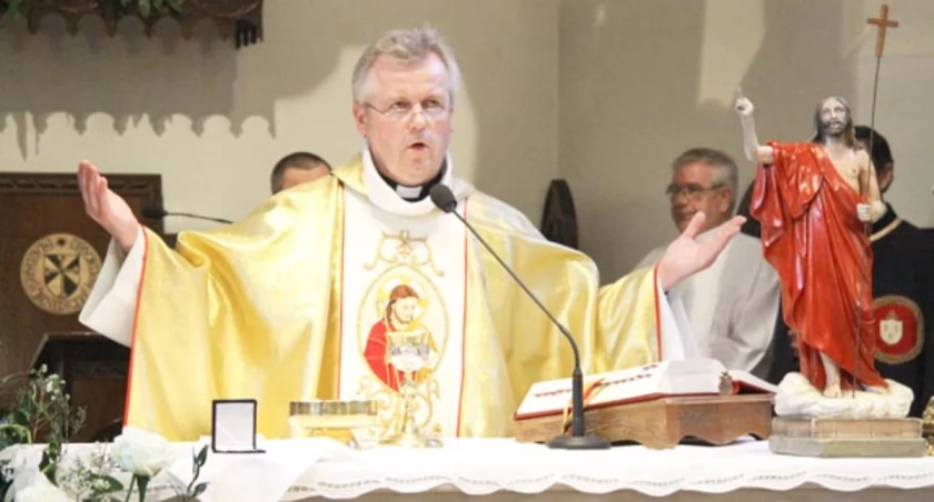 Ksiądz Stanisław Talaczyński odprawia mszę, podczas której do kościoła mariackiego w Żninie zostały wniesione relikwie bł. Jana Pawła II (relikwiarz znajduje się przed księdzem, bliżej paschału) fot. Remigiusz Konieczka