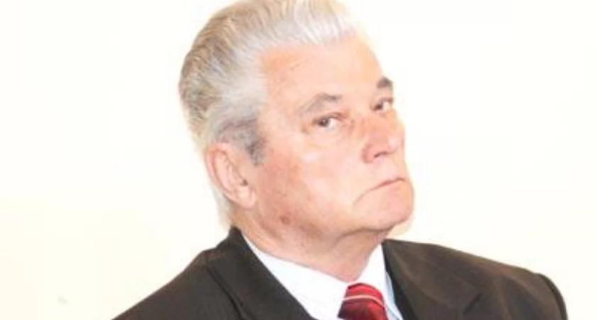 Radny Czesław Langowski widzi rozwiązanie w zamontowaniu tablic informujących o wyjeździe w kierunku Gniezna fot. Sylwia Wysocka