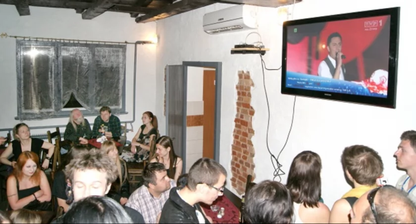 Publiczność oczekująca na koncert Closterkeller zdążyła obejrzeć występ Qumpli i wysłać SMS-y  fot. Arkadiusz Majszak