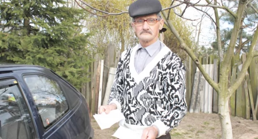 Ryszard Płontka pokazuje dowody wpłat podatku od nieruchomości za całą posesję fot. Sylwia Wysocka