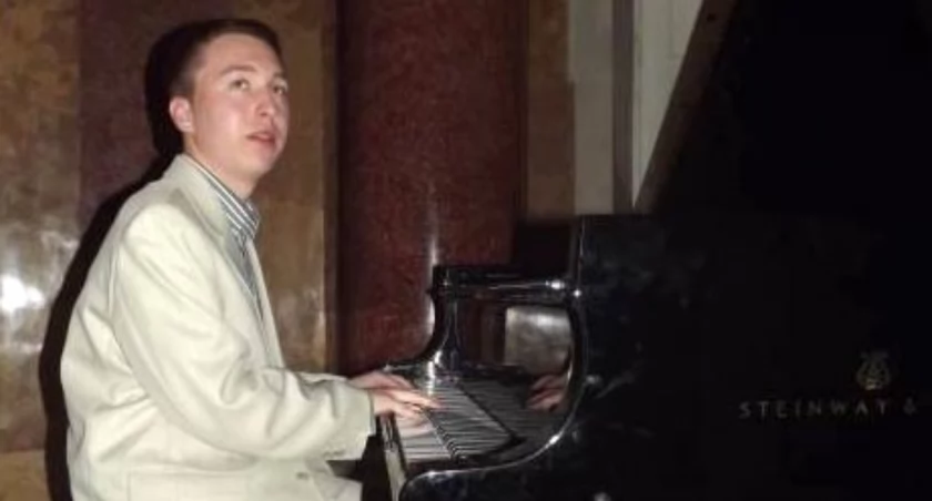 Artur Sychowski improwizuje m.in. poprzez umieszczanie na fortepianowych strunach różnych przedmiotów: pędzelka, kredki czy szklanki. W ten sposób wydobywa z instrumentu dodatkowe dźwięki. fot. Bartosz Woźniak