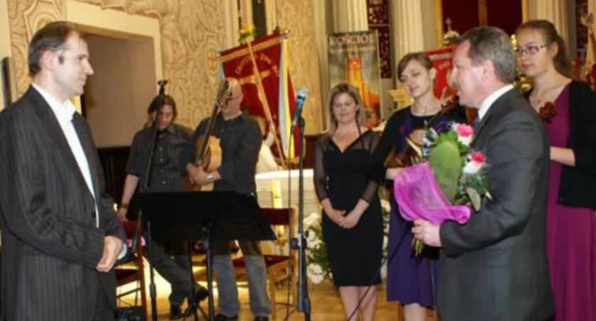 Burmistrz Kcyni Piotr Hemmerling składa podziękowania za udany koncert zespołu ARETE fot. Anna Duda-Nowicka