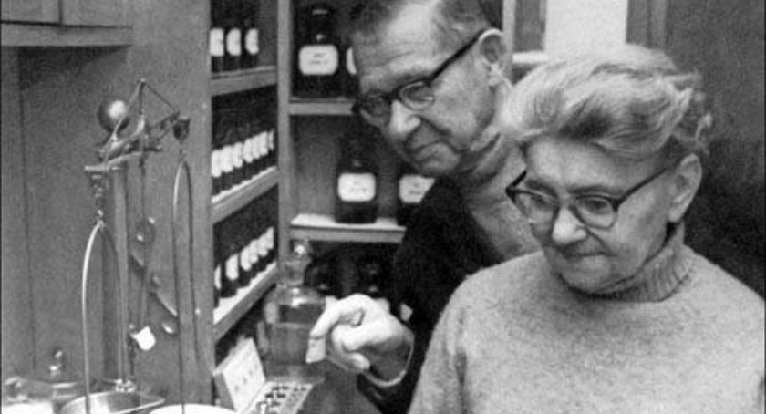 Henryka i Piotr Pawłowscy w swojej aptece w 1978 roku w 200-lecie istnienia apteki fot. archiwum rodzinne Anny Nowickiej