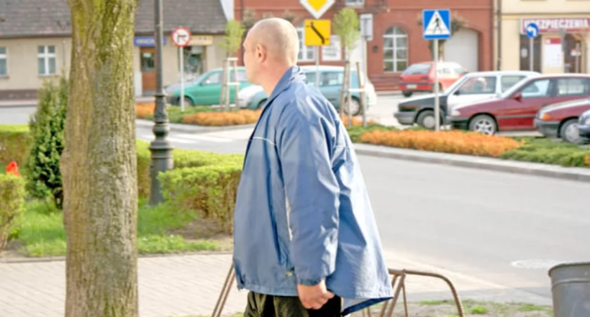 Ci, którzy widzą Włodzimierza Ś. nie po raz pierwszy, uspokajają. - On nie jest groźny, choć faktycznie zachowuje się dziwnie - mówią. fot. Karol Gapiński