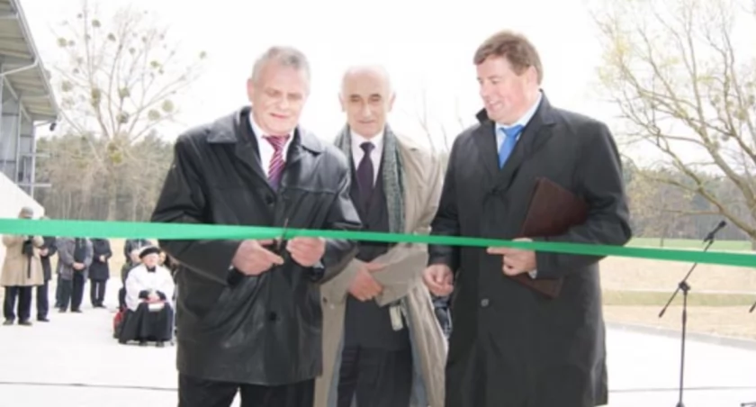 Uroczystego przecięcia wstęgi dokonali burmistrz Leszek Jakubowski, poseł Stanisław Żelichowski i prezes Uskom Żnin Janusz Arent fot. Arkadiusz Majszak