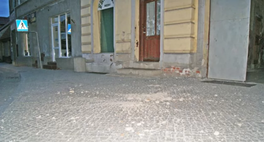 Pojedyncze kostki na parkingu wylatują fot. Arkadiusz Majszak