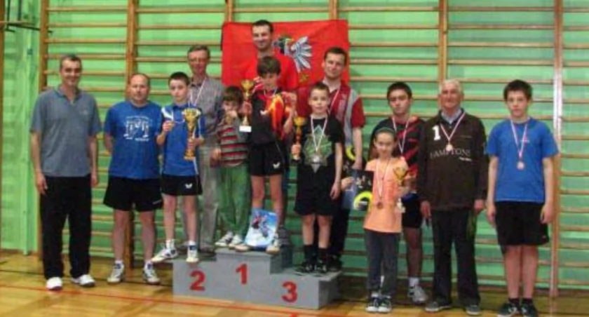 Rodziny uczestniczące w rozgrywkach tenisa stołowego fot. Aleksander Andrzejewski