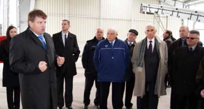 Szef i właściciel firmy Uskom z Mławy Janusz Arent objaśnia zaproszonym na uroczystość gościom zasady funkcjonowania zakładu fot. Arkadiusz Majszak