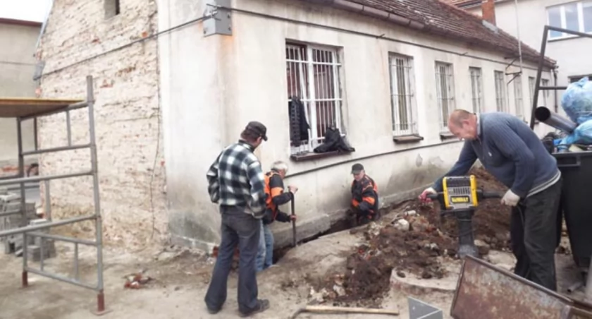 Trwają prace przy renowacji budynku łabiszyńskiego MOPS fot. Bartosz Woźniak