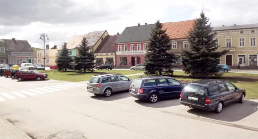 Oprócz świerków z tej części łabiszyńskiego rynku mają też zniknąć samochody. Czy w części bliższej ratusza też będzie zakaz postoju, jeszcze nie wiadomo, ale liczba miejsc parkingowych na pewno będzie ograniczona. fot. Bartosz Woźniak