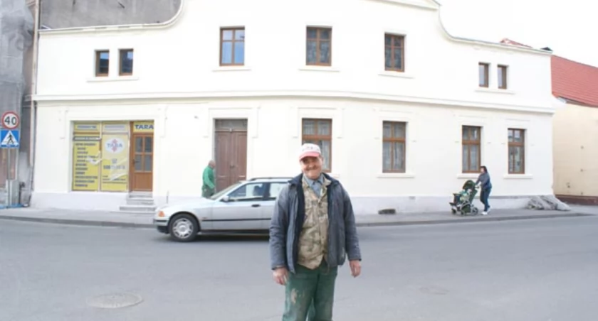 Mieczysław Żelazny z firmy Portal z dumą prezentuje elewację pierwszej z kamienic, odnawianych w Barcinie w ramach projektu Barcińskiej Starówki. Rezultat prac nie jest jeszcze ostateczny, bo okazało się już po zdjęciu rusztowań, że trzeba o jeden ton zmienić barwę gzymsów na ciemniejszą. fot. Karol Gapiński