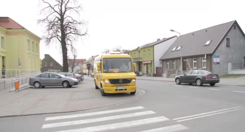 .... bo pasażerowie na busy czekają na parkingu, a kierowcy tam podjeżdżają ułatwiając sobie życie i trasę. Kierowca żółtego busa nie był zadowolony z tego, że jego pojazd znajdzie się na fotografii. fot. Remigiusz Konieczka
