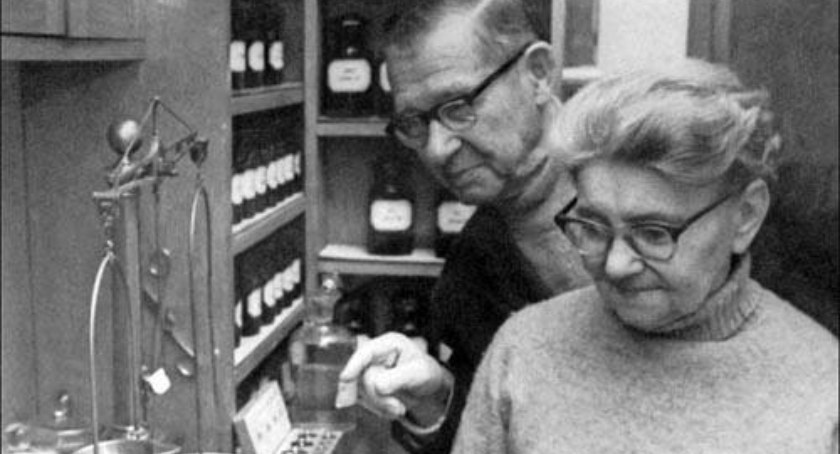 Henryka i Piotr Pawłowscy w swojej aptece w 1978 roku w 200-lecie istnienia apteki fot. archiwum rodzinne Anny Nowickiej