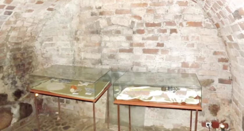 W pozamkowych piwnicach znajdują się przedmioty odnalezione podczas prac archeologicznych fot. Bartosz Woźniak