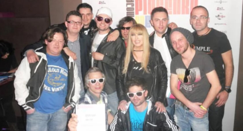 Zespół Qmple na gali finałowej na pamiątkowym zdjęciu z Marylą Rodowicz i zespołem IMISH, który wygrał konkurs Piosenka na Euro fot. Krzysztof Grzechowiak