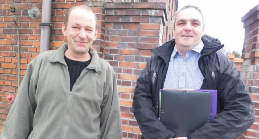Po wyjściu z sądu. Po lewej Marek Kustosz, który stwierdził, że w uchwale powierzającej zarządzanie wspólnotą nr 15 Spółdzielni Mieszkaniowej w Krotoszynie sfałszowany został podpis jego nieżyjącej obecnie małżonki, Beaty, która w 2005 r. była w zarządzie wspólnoty. Po prawej Przemysław Staszak, który z kolei ma podejrzenia co do tego, że również podpis na dokumencie dotyczącym wspólnoty nr 9 został sfałszowany. fot. Karol Gapiński