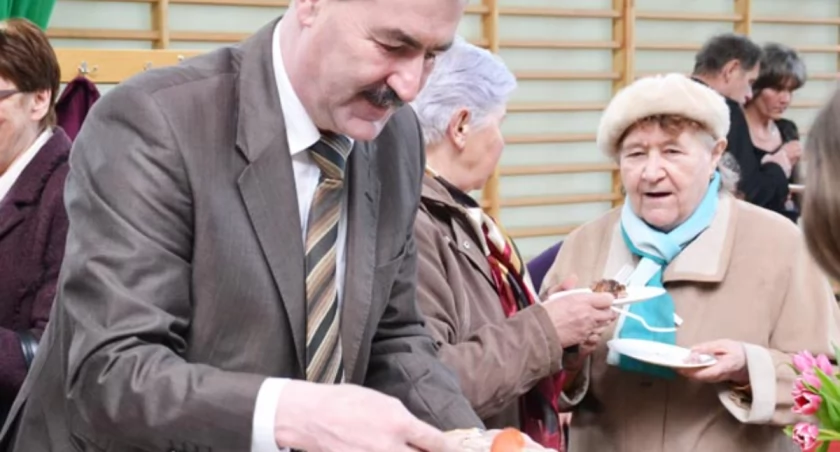 Specjałami wielkanocnymi raczyły się także władze gmin i powiatu, między innymi starosta żniński Zbigniew Jaszczuk fot. Magdalena Kruszka