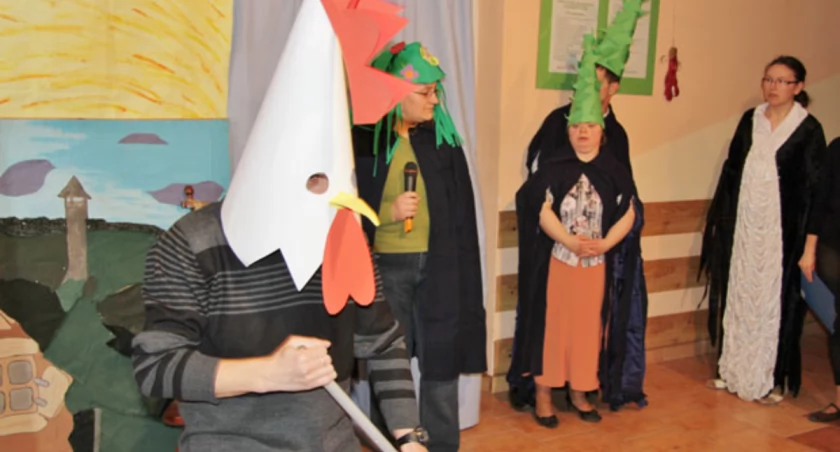 Maciej Lipiecki z powodzeniem wcielił się w rolę kogutka fot. Remigiusz Konieczka