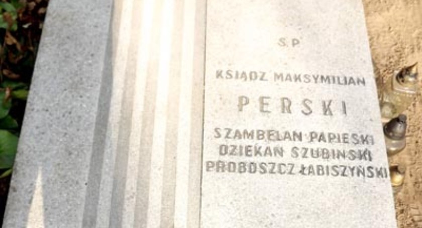 Płyta na grobie księdza Maksymiliana Perskiego, z pasami symbolizującymi jego uwięzienie w obozach koncentracyjnych, ma być objęta statusem Miejsca Pamięci Narodowej fot. Bartosz Woźniak
