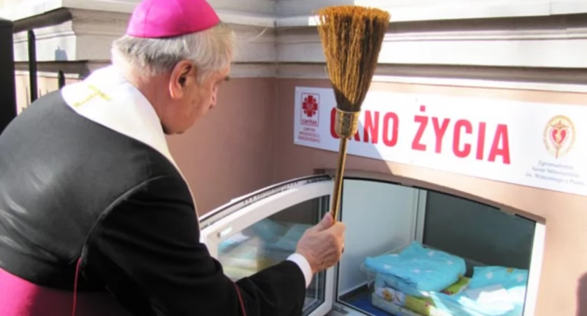 Prymas Polski abp Józef Kowalczyk poświęcił gnieźnieńskie Okno Życia fot. Bernadeta Kruszyk, Archidiecezja Gnieźnieńska