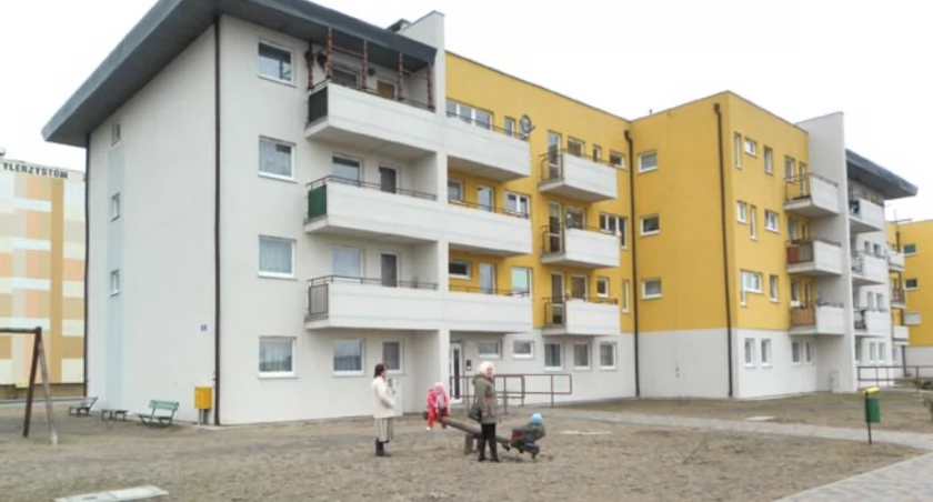 Do nowego bloku socjalnego w Barcinie trafiali dotychczasowi najemcy mieszkań komunalnych w pewnym sensie w nagrodę za to, że do tej pory byli rzetelnymi lokatorami. Teraz jednak w tym bloku więcej jest dłużników niż najemców bez długów wobec administratora. fot. Karol Gapiński