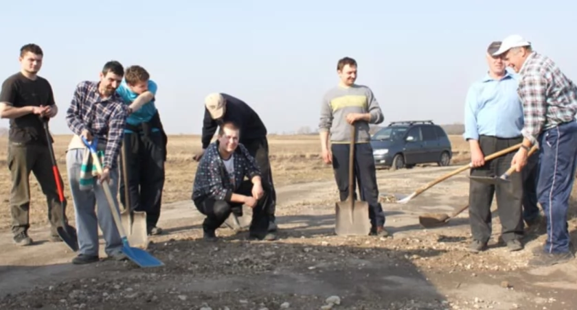 Mieszkańcy Flantrowa od sobotniego poranka wypełniali dziury na drodze gminnej prowadzącej do ich wsi. fot. Sylwia Wysocka